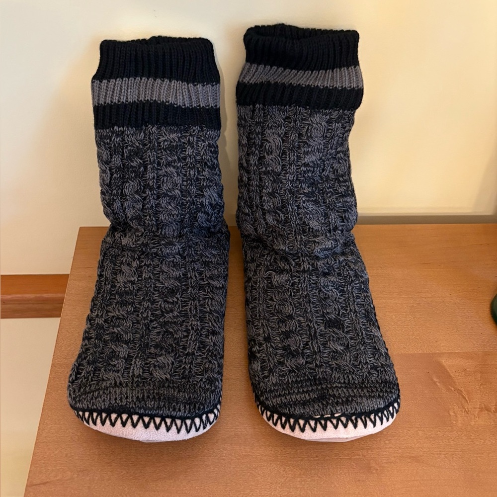 Mens Cozyone 1997 Warm Slippersocks Gripper Soles Fuzzy Black & Gray NIB